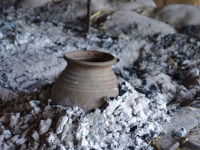 Detail Kochen: Kugeltopf aus<br />Keramik in der Glut